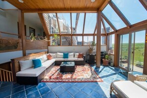 Casa, varias camas (89956 Ocean Dr) | Sala de estar | Chimenea, futbolito y tenis de mesa 
