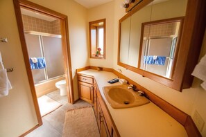 House, Multiple Beds (89956 Ocean Dr) | Bathroom | Shampoo, toilet paper