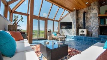 House, Berbilang Katil (89956 Ocean Dr) | Ruang tamu | Pendiangan, bola sepak meja, meja ping pong