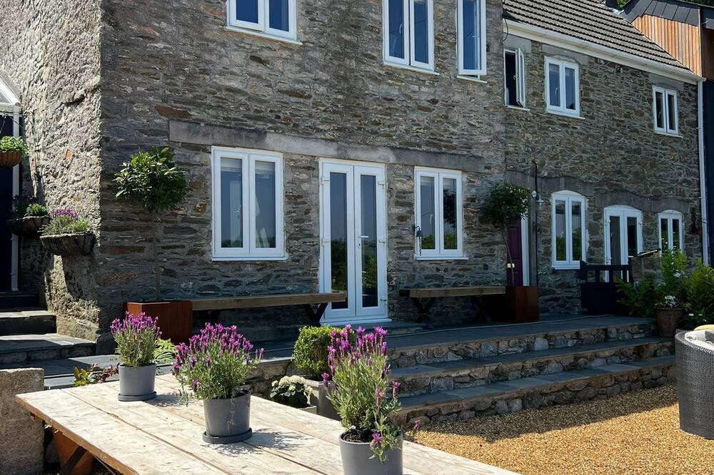 Farmhouse with Hot Tub & Far Reaching Views Of Dartmoor