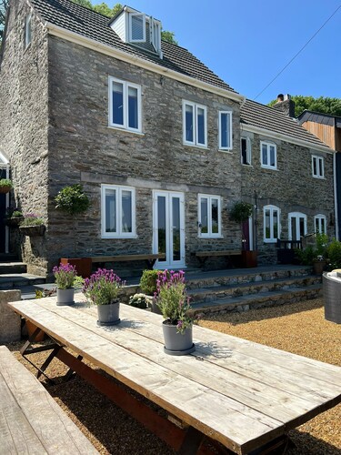 Farmhouse with Hot Tub & Far Reaching Views Of Dartmoor
