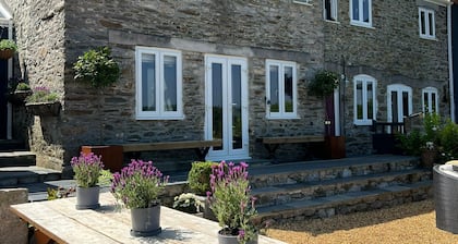 Farmhouse with Hot Tub & Far Reaching Views Of Dartmoor