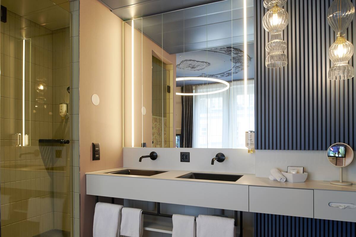 BOUTIQUE Pilatus Suite | Salle de bain | Douche, séchoir à cheveux, pantoufles