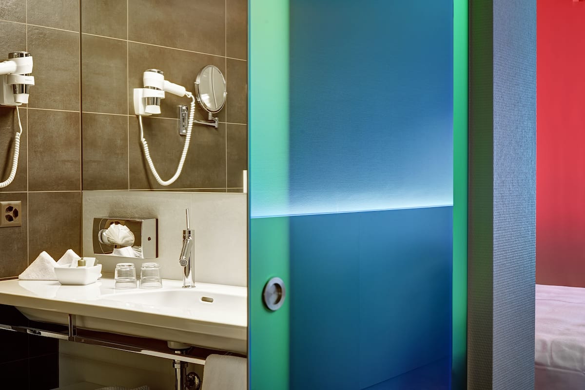 Chambre double | Salle de bain | Douche, séchoir à cheveux, pantoufles