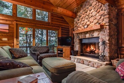 Free nite book wknd offseason Lakehome logcabin hottub fireplace boats sandbeach