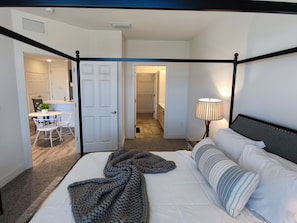 2 habitaciones, tabla de planchar con plancha, cuna de viaje y wifi