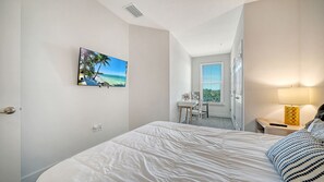 2 Schlafzimmer, Schreibtisch, Bügeleisen/Bügelbrett, Reisekinderbett