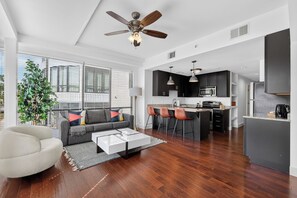 Un apartamento moderno con sala de estar, cocina y comedor.