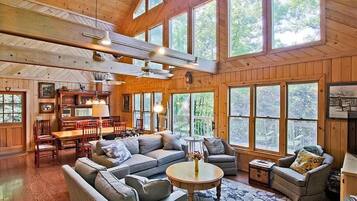 Smart TV, caminetto, videogiochi, tavolo da ping pong