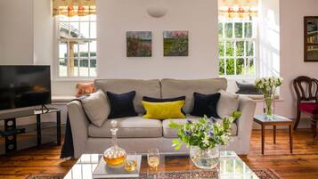 Älytelevisio, DVD-soitin, kirjoja, stereot