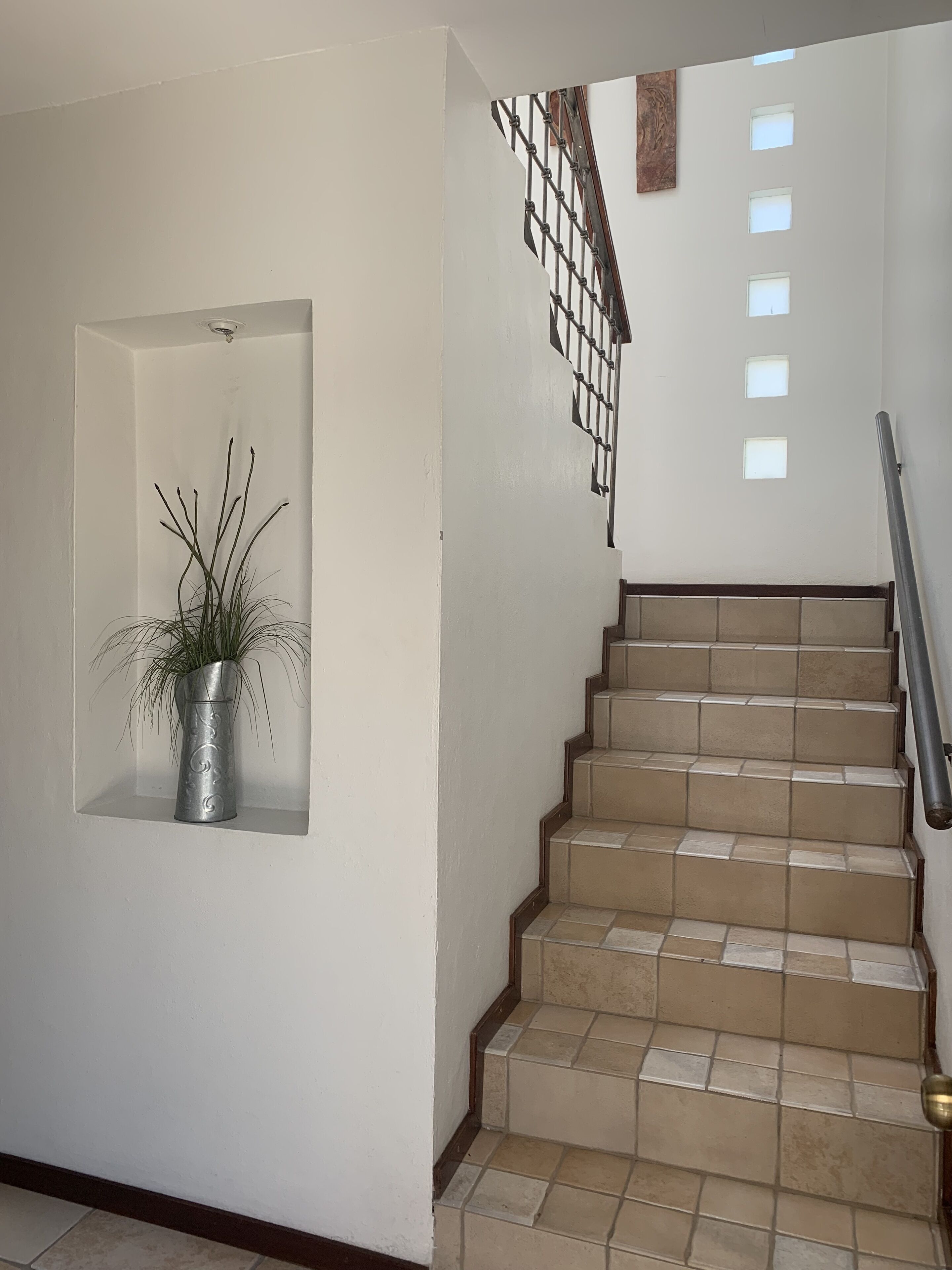 Suíte estúdio superior, várias camas | Cofres nos quartos, escrivaninha, cortinas blackout