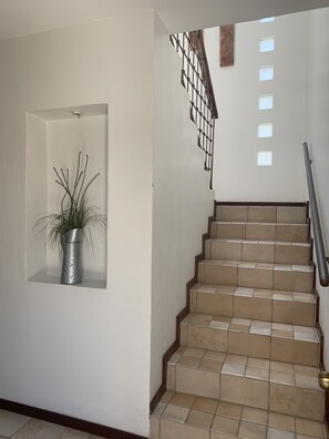 高級開放式套房, 多張床 | 客房內保險箱、書桌、遮光布/窗簾、熨斗/熨衣板