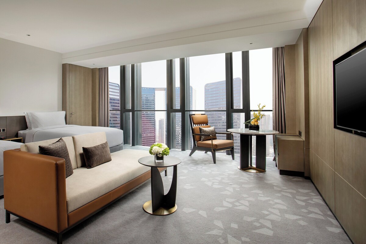 Premium bedding, down comforters, minibar, in-room safe