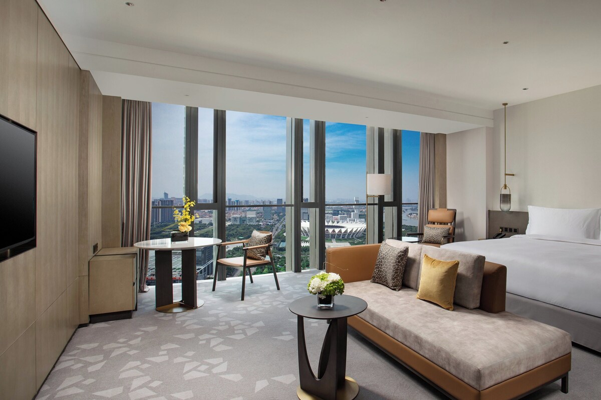 Premium bedding, down comforters, minibar, in-room safe