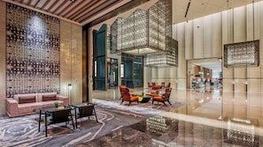 A spacious lobby with a seating area, a large decorative wall, and a modern chandelier. - InterContinental Foshan Dongping Hotel by IHG (Foshan)