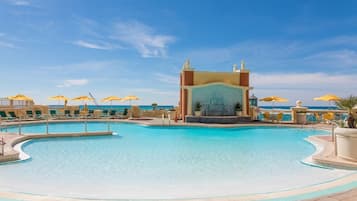 Una piscina cubierta, una piscina al aire libre