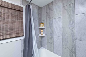 Baignoire, sèche-cheveux, serviettes fournies, savon