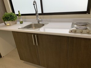 Refrigerador, microondas, parrilla de estufa y utensilios de cocina 