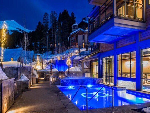 Sisäuima-allas, ulkouima-allas