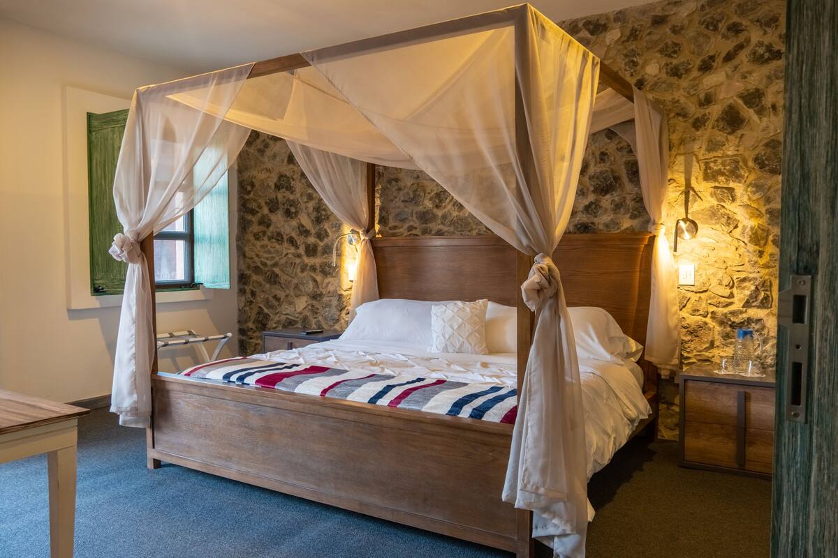 Habitación romántica | Ropa de cama de alta calidad y edredones de plumas