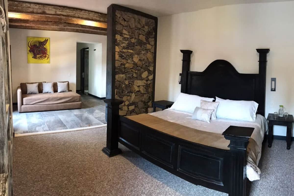 Habitación clásica, 1 cama de matrimonio grande | Ropa de cama de alta calidad y edredones de plumas
