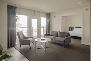 高級寝具、ピロートップベッド、セーフティボックス (室内)、ノートパソコン用作業スペース