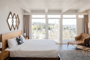 Hollywood Hills City View Studio | Premium bedding, pillow-top beds, in-room safe, laptop workspace - Hollywood Hills Hotel (Los Angeles)
