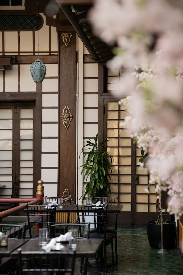 Japanese cuisine, pool views - Hollywood Hills Hotel (Los Angeles)