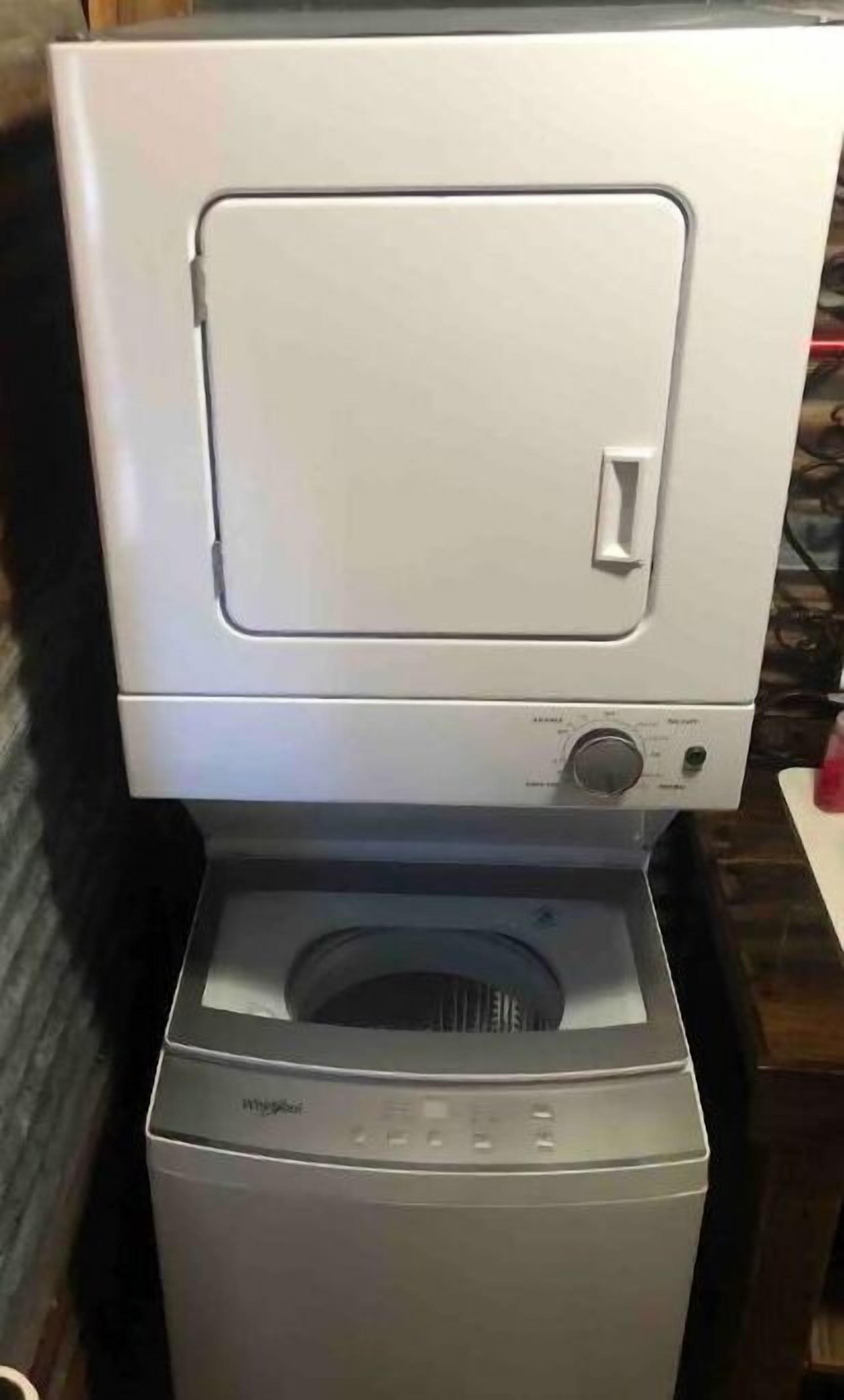Vista frontal de uma máquina de lavar compacta, prateada e de abertura frontal, com painel de controle e porta.