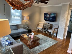 Smart-TV, Bücher, Stereoanlage