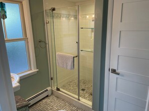 Douche, séchoir à cheveux, serviettes fournies, savon