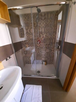Shower, hair dryer, bidet, towels - best flat for families in the historical center (Palermo)