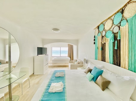 Superior Suite, Sea View | In-room safe, desk, laptop workspace, blackout drapes. Cyan Cancun Resort & Spa