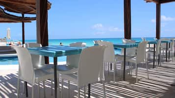 En privat strand, hvidt sand, liggestole, parasoller