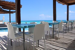 Playa privada, arena blanca, sillas reclinables de playa, sombrillas