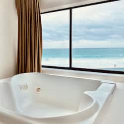 高级套房, 海景 | 1 多间卧室、客房内保险箱、办公桌、笔记本电脑工作区