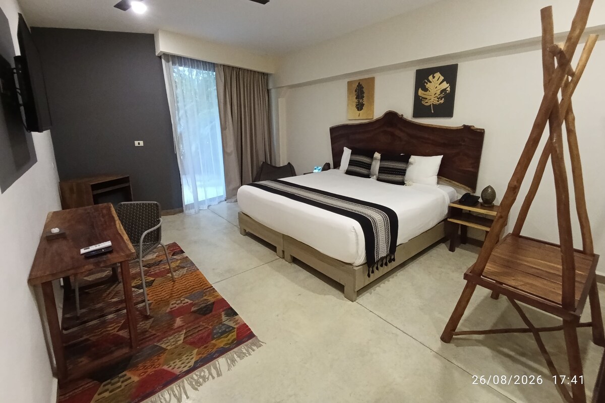Standard Double with Balcony | 高級寢具、迷你吧、房內夾萬、書桌