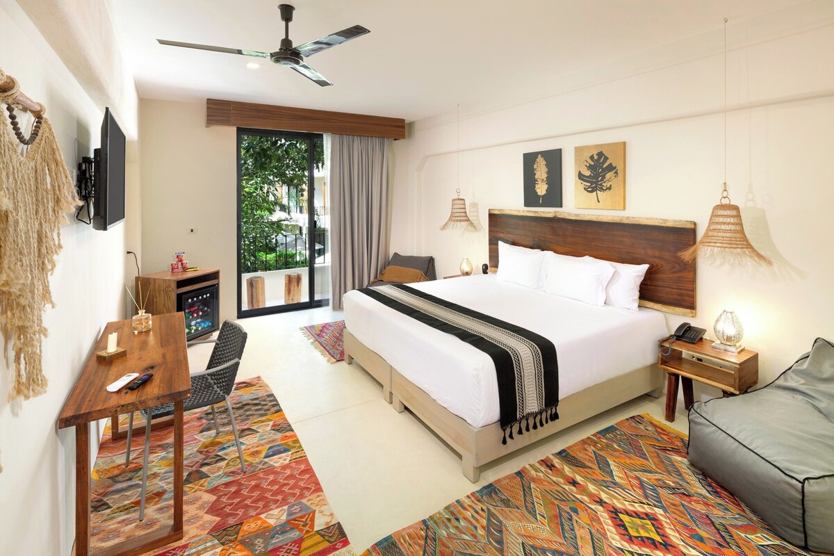 Deluxe Suite | Premium bedding, minibar, in-room safe, desk