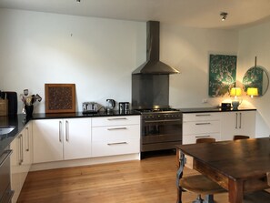 Fridge, oven, dishwasher, coffee/tea maker