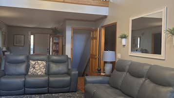 TV connectée, cheminée, lecteur de DVD, table de tennis de table