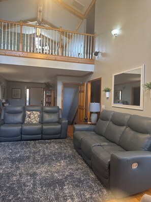 Smart TV, chimenea, reproductor de DVD, mesa de ping pong