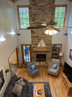 Smart TV, chimenea, reproductor de DVD, mesa de ping pong