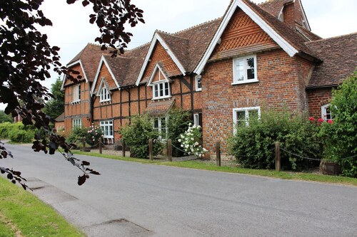 Spacious Grade 2 Listed 2 bedroom apartment in South Oxfordshire village 