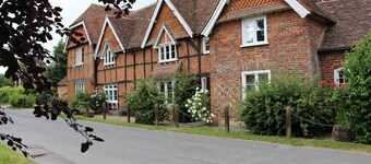 Spacious Grade 2 Listed 2 bedroom apartment in South Oxfordshire village 