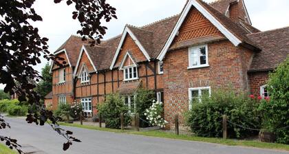 Spacious Grade 2 Listed 2 bedroom apartment in South Oxfordshire village