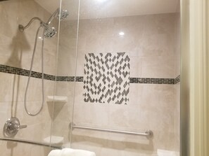 Douche, séchoir à cheveux, serviettes fournies, savon