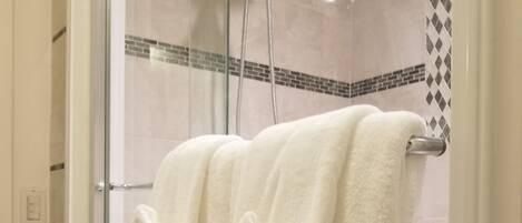 Dusche, Haartrockner, Handtücher, Seife