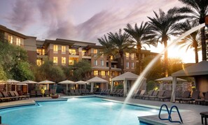 Utomhuspool och uppvärmd pool