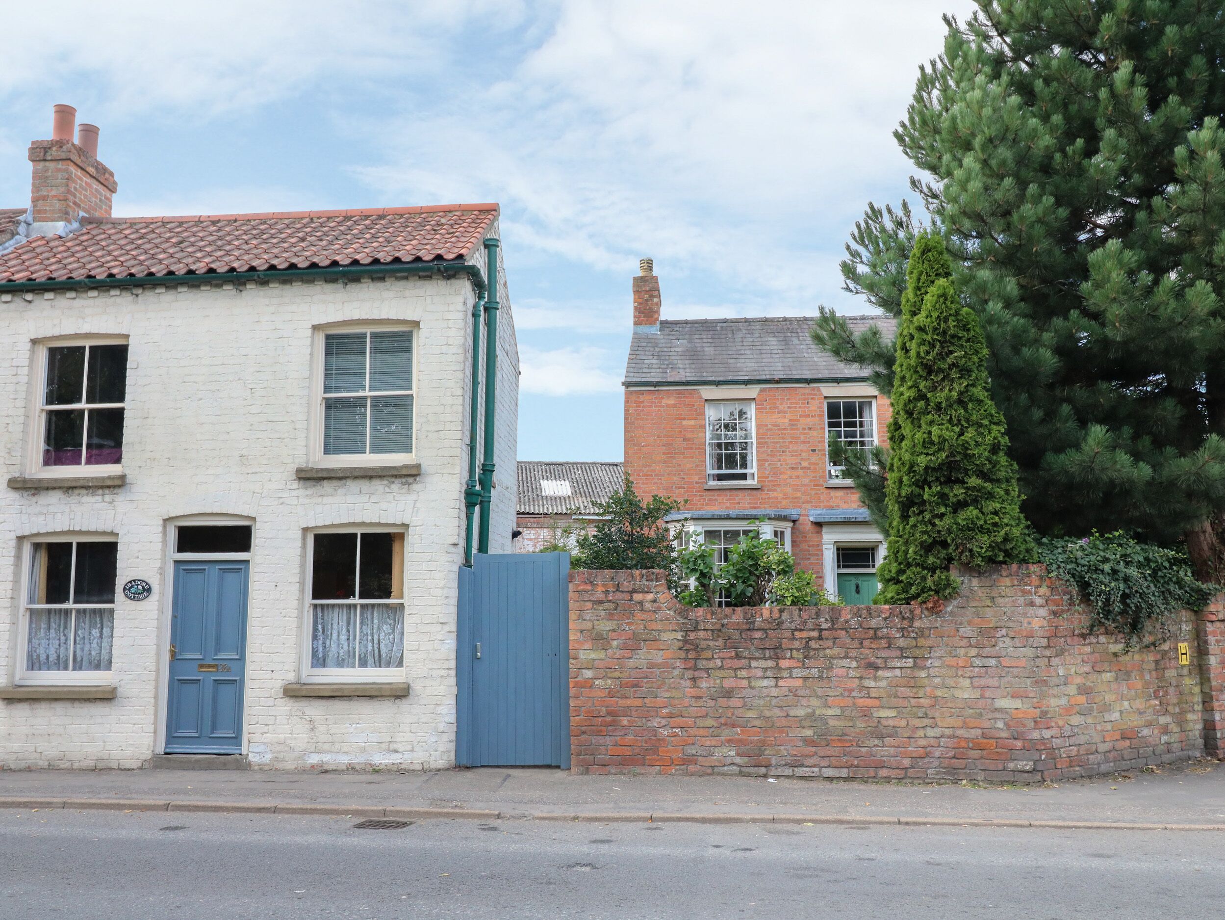 ISADORE COTTAGE, pet friendly, with a garden in Horncastle