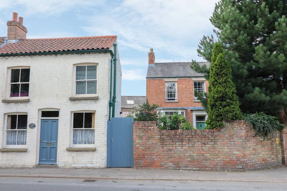 ISADORE COTTAGE, pet friendly, with a garden in Horncastle